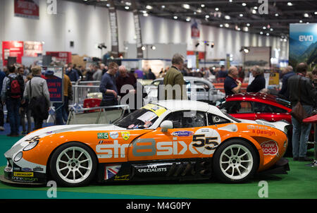 ExCel, London. Il 16 febbraio 2018. I visitatori accorrono al London Classic Car Show, ampliato questo anno per riempire un lato del vasto ExCel exhibition venue con le Mans vincitori, Grand Prix racers, classic supercars e secolare di veterani in azione tutti sotto uno stesso tetto. La seconda motorismo storico Show internazionale apre a fianco sia dal 15-18 Febbraio 2018. Credito: Malcolm Park/Alamy Live News. Foto Stock