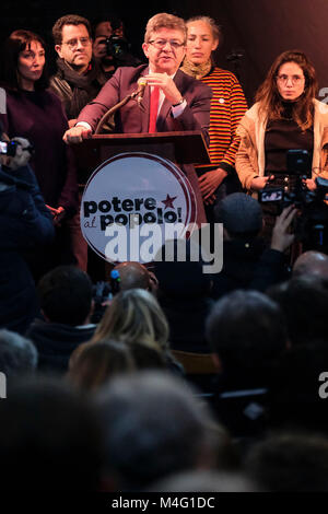 Napoli, Italia. Il 15 febbraio, 2018. Jean-Luc Mélenchon, leader di Francia Insoumise, durante la conferenza stampa organizzata da sinistra italiana parte Potere al popolo dell'ex ospedale psichiatrico occupati a Napoli. Potere al popolo è una nuova sinistra-ala parte ed è la prima volta che viene proposto nelle elezioni generali del 4 marzo 2018. 15/02/2018, Napoli, Italia Credit: Indipendente Photo Agency Srl/Alamy Live News Foto Stock