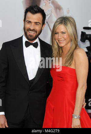 ***FILE FOTO*** ***Justin e Jennifer chiamata si chiude dopo due anni e mezzo di matrimonio*** Hollywood, CA - 24 febbraio: Justin Theroux e Jennifer Aniston arrivando all'ottantacinquesimo Academy Awards a Hollywood e Highland Centre in Hollywood, la California. Febbraio 24, 2013. Credito: mpi29/MediaPunch Inc. Foto Stock