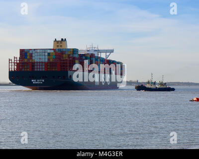 Felixstowe, Regno Unito. Il 16 febbraio, 2018. Meteo REGNO UNITO: luminoso freddo pomeriggio invernale come contenitore nave MSC Ditte arriva al porto di Felixstowe, Suffolk. Foto Stock