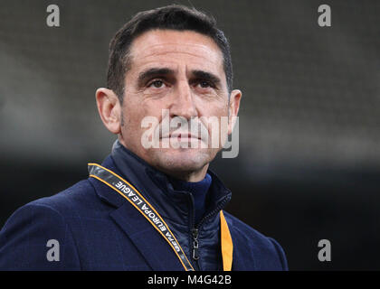 Atene, Grecia. 15 Feb, 2018. AEK coach Manuel Jimenez visto prima della partita.Europa League Round di 32 prima gamba - AEK Atene vs Dinamo Kiev Credito: Christos Ntountoumis/SOPA/ZUMA filo/Alamy Live News Foto Stock