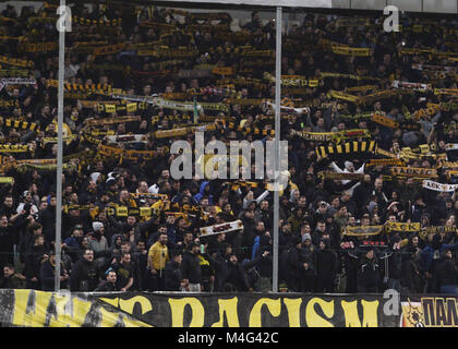 Atene, Grecia. 15 Feb, 2018. AEK Atene fan visto durante il match.Europa League Round di 32 prima gamba - AEK Atene vs Dinamo Kiev Credito: Christos Ntountoumis/SOPA/ZUMA filo/Alamy Live News Foto Stock