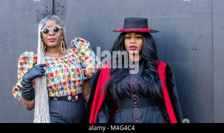 , Fashionistas fuori la London Fashion Week venues; essi sono seguaci di moda o di giovani designer cercando di publiscies i loro disegni. Credito: Ian Davidson/Alamy Live News Foto Stock