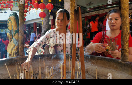 Kuala Lumpur, Malesia - 16 Febbraio 2018: Donne bruciare bastoncini di incenso e di pregare per la buona fortuna durante il Nuovo Anno Cinese giorno in Thean Hou Tempio. Credito: Nokuro/Alamy Live News Foto Stock