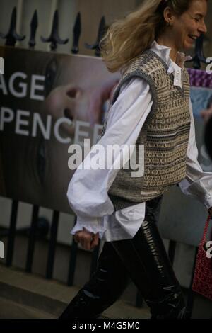 Londra, Regno Unito. Xvi Feb, 2018. Combinazione di persone influenti, modelli frequentare il primo giorno della settimana londinese della moda Autumn-Summers 2018 Collezioni : Londra Feb 2018 Credit: sherion mullings/Alamy Live News Foto Stock