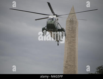 Washington, Distretto di Columbia, Stati Uniti d'America. Xvi Feb, 2018. Marine si prepara a sbarcare su South Lawn della Casa Bianca a Washington DC a prendere il Presidente degli Stati Uniti, Trump a base comune Andrews per un viaggio a Mar-a-Lago, Florida per il week-end Venerdì 16 Febbraio, 2018.Credit: Ron Sachs/CNP Credito: Ron Sachs/CNP/ZUMA filo/Alamy Live News Foto Stock