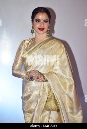 Mumbai, India. Xvi Feb, 2018. Indian attrice Rekha presente al quinto Yash Chopra Memorial Award al hotel JW Marriott, Juhu di Mumbai. Credito: Azhar Khan/SOPA/ZUMA filo/Alamy Live News Foto Stock