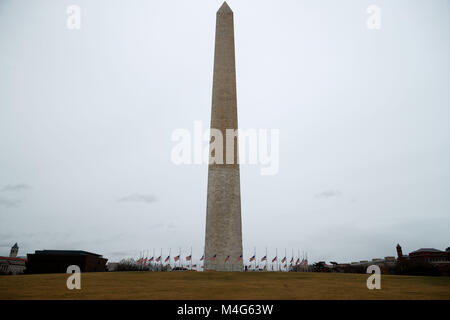 Washington, Stati Uniti d'America. Xvi Feb, 2018. Negli Stati Uniti le bandiere nazionali di volare a metà il montante intorno al Monumento di Washington a piangere le vittime di una massa riprese in una Florida del sud di alta scuola, Washington, DC, Stati Uniti, nel febbraio 16, 2018. Credito: Ting Shen/Xinhua/Alamy Live News Foto Stock