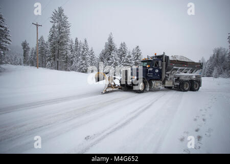 Sanders County, Montana, USA. Xvi Feb, 2018. 16/02/2018 Snow evento. Tempesta di neve. Un assale tandem Peterbuilt Snow Plough aratura del carrello la neve e la levigatura la strada sulla Highway 56, Bull Lake Road, all'incrocio del sud Forcella del Bull River Road, nella contea di Sanders, Montana. La strada si trova in una sezione di distributori del Cabinet montagne, circa 20 miglia a nord di Noxon, Montana. La zona è colpita con neve pesante, proveniente dall'occidente. La tempesta dovrebbe durare diversi giorni. Credito: Martin Fotografia Battilana - Alamy/Alamy Live News Foto Stock