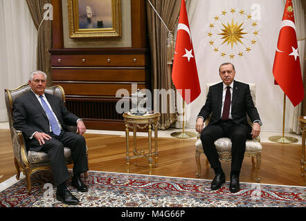 Ankara. Xvi Feb, 2018. Stati Uniti Il segretario di Stato Rex Tillerson (L) incontra il presidente turco Recep Tayyip Erdogan ad Ankara, Turchia, nel febbraio 16, 2018. La Turchia e gli Stati Uniti hanno deciso di superare le loro differenze sulla Siria durante una visita di importanza critica del Segretario di Stato Rex Tillerson ad Ankara nel mezzo di tensione tra gli alleati della NATO, ma gli esperti hanno affermato che non vi è alcun miracolo soluzioni per risolvere rapidamente le tesi dei legami. Credito: Xinhua/Alamy Live News Foto Stock