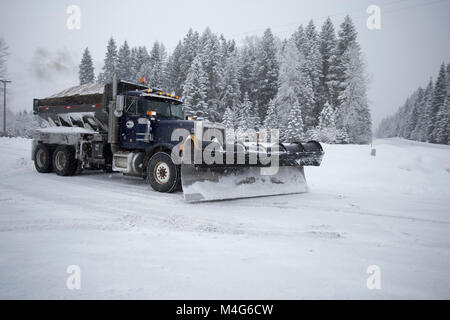 Sanders County, Montana, USA. Xvi Feb, 2018. 16/02/2018 Snow evento. Tempesta di neve. A Sanders County assale tandem Peterbuilt Snow Plough aratura del carrello la neve e la levigatura la strada sulla South Fork di Bull River Road, vicino all'incrocio dell'autostrada 56, Bull Lake Road, nella contea di Sanders, Montana. La strada si trova in una sezione di distributori del Cabinet montagne, circa 20 miglia a nord di Noxon, Montana. La zona è colpita con neve pesante, proveniente dall'occidente. La tempesta dovrebbe durare diversi giorni. Credito: Martin Fotografia Battilana - Alamy/Alamy Live News Foto Stock