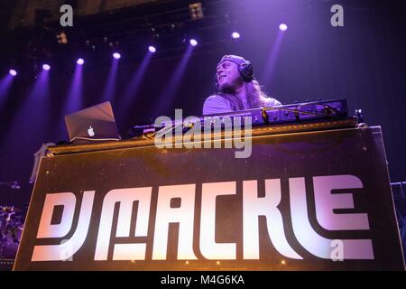 Madison, Wisconsin, Stati Uniti d'America. 15 Feb, 2018. DJ MACKLE durante la caduta in posizione tour al Orpheum in Madison, Wisconsin Credit: Daniel DeSlover/ZUMA filo/Alamy Live News Foto Stock