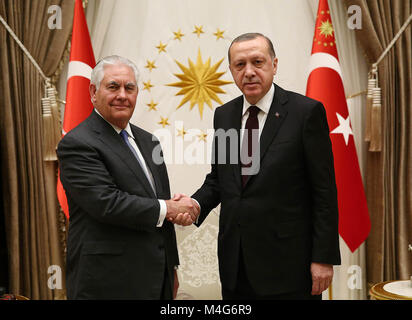 Ankara. Xvi Feb, 2018. Stati Uniti Il segretario di Stato Rex Tillerson (L) stringe la mano con il presidente turco Recep Tayyip Erdogan durante il loro incontro ad Ankara, Turchia, nel febbraio 15, 2018. La Turchia e gli Stati Uniti hanno deciso di superare le loro differenze sulla Siria durante una visita di importanza critica del Segretario di Stato Rex Tillerson ad Ankara nel mezzo di tensione tra gli alleati della NATO, ma gli esperti hanno affermato che non vi è alcun miracolo soluzioni per risolvere rapidamente le tesi dei legami. Credito: Xinhua/Alamy Live News Foto Stock