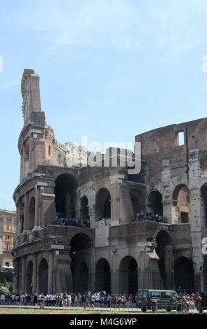 Vista della sezione trasversale dello strato di parte di un lato del Colosseo, Roma, Italia. Foto Stock