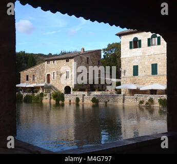 Bagno Vignoni – Toscana – 26 settembre 2015: Il paese si trova in Val d'Orcia e la sua piazza è una piscina termale Foto Stock