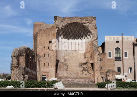 Vista dell'antico Tempio di Venere e Roma verso il nord-est vicino al Colosseo sul colle Palatino, Roma, Italia. Foto Stock