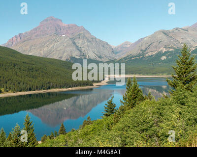 Montana, USA: riflessioni sulla parte inferiore di due Medicine Lago. Foto Stock