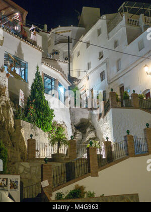 Andalusia in Spagna: un colpo notturno della città di Competa, e le fasi di Calle Laberinto Foto Stock