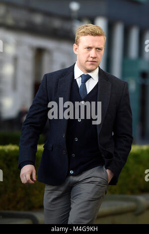 Irlanda e Ulster giocatore di rugby Stuart Olding arriva a Belfast Crown Court dove lui e il suo compagno di squadra Paddy Jackson sono in fase di sperimentazione accusato di aver violentato una donna a una proprietà nel sud di Belfast nel giugno 2016. Foto Stock