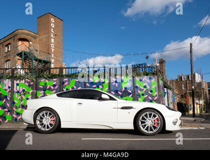 2004 Aston Martin Vanquish in Camden Town London REGNO UNITO Foto Stock