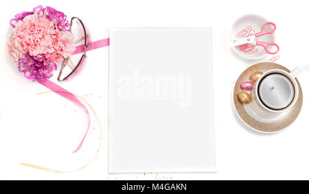 Bianco, oro e rosa womens office desk tabella con un sacco di cose su di esso. Vista da sopra con lo spazio di copia.frame Foto Stock