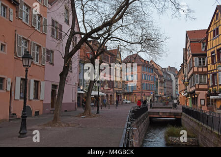 Colmar, Francia - 8 febbraio 2018 Place de l'Ancienne Douane in inverno Foto Stock