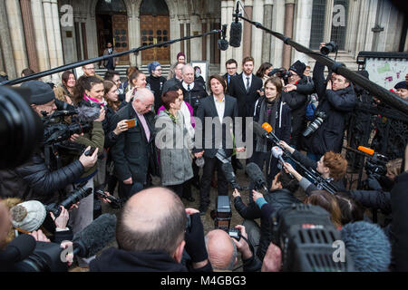 Londra, Regno Unito. 5 febbraio, 2018. Presunta hacker Lauri amore lascia il Royal Courts of Justice con i suoi genitori e fidanzata Sylvia Mann dopo Foto Stock