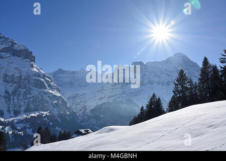 Sole splende sopra Eiger in Grindelwald, Svizzera Foto Stock