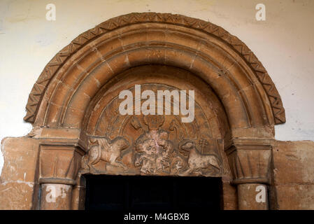 Il Normanno porta nord del timpano, San Pietro e la chiesa di San Paolo, Chiesa Hanborough, Oxfordshire, England, Regno Unito Foto Stock