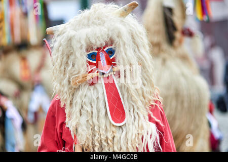 Faccia colorata di Kurent, Sloveno tradizionale maschera.maschera tradizionale utilizzato in febbraio per l'inverno della persecuzione, in tempo di carnevale, Slovenia. Foto Stock