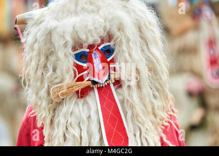 Faccia colorata di Kurent, Sloveno tradizionale maschera.maschera tradizionale utilizzato in febbraio per l'inverno della persecuzione, in tempo di carnevale, Slovenia. Foto Stock