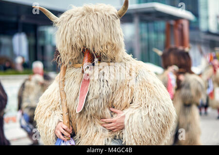 Faccia colorata di Kurent, Sloveno tradizionale maschera.maschera tradizionale utilizzato in febbraio per l'inverno della persecuzione, in tempo di carnevale, Slovenia. Foto Stock