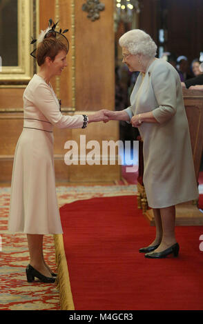 Gran Bretagna il primo astronauta Helen Sharman da Kew è realizzato un compagno dell Ordine di San Michele e San Giorgio dalla Regina Elisabetta II durante una cerimonia di investitura al Castello di Windsor. Foto Stock