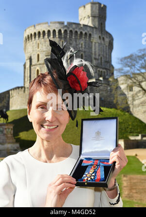 Gran Bretagna il primo astronauta Helen Sharman mantiene la sua compagna di Ordine di San Michele e San Giorgio (CMG) la medaglia che è stato presentato a lei dalla Regina Elisabetta II a una cerimonia di investitura al Castello di Windsor. Foto Stock