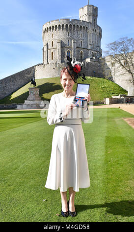 Gran Bretagna il primo astronauta Helen Sharman mantiene la sua compagna di Ordine di San Michele e San Giorgio (CMG) la medaglia che è stato presentato a lei dalla Regina Elisabetta II a una cerimonia di investitura al Castello di Windsor. Foto Stock