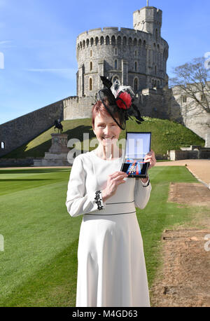 Gran Bretagna il primo astronauta Helen Sharman mantiene la sua compagna di Ordine di San Michele e San Giorgio (CMG) la medaglia che è stato presentato a lei dalla Regina Elisabetta II a una cerimonia di investitura al Castello di Windsor. Foto Stock