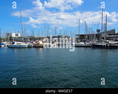 Port Vell di Barcellona, Spagna. È il vecchio porto di Barcellona con un'area di barche sportive, dock e un'area shopping. Foto Stock