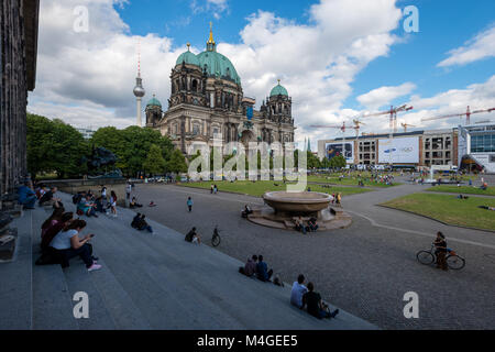 Vista dall'Altes Museum oltre il Lustgarten per la Cattedrale di Berlino Foto Stock