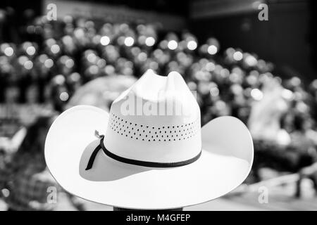 Il cappello da cowboy a fuoco con un nastro in corso di riproduzione in background Foto Stock