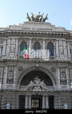 Quadriga di Vittoria Alata sulla sommità del palazzo di giustizia con la statua della Madonna della giustizia in mezzo, Roma, Italia. Foto Stock