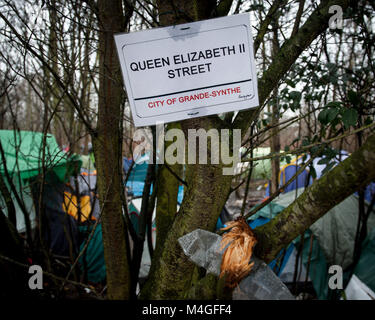 Grande-Synthe, nel nord della Francia. Il 31 gennaio 2016. Una vista generale della Grande-Synthe Refugee Camp vicino al porto di Dunkerque in Francia settentrionale. Nel campo condizioni sono grim in parte a causa di fango spesso e la mancanza di servizi di base. Le famiglie vivono in pioggia inzuppato tende e stringersi intorno a piccoli incendi per il calore base. Foto Stock