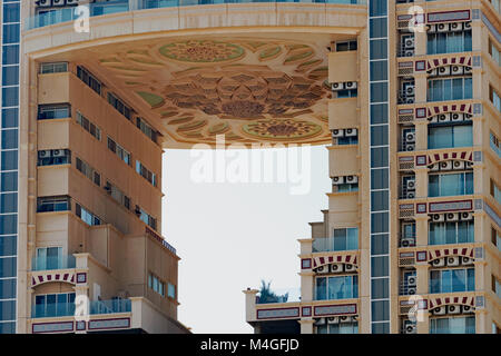 Edificio con open-air atrium su Jeddah's Red Sea corniche. Foto Stock