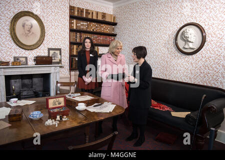 La duchessa di Cornovaglia ispeziona la mostra sul display nella sala da pranzo principale curatore Ann Dinsdale (a destra) durante una visita al museo di Bronte in Haworth, Keighley. Foto Stock