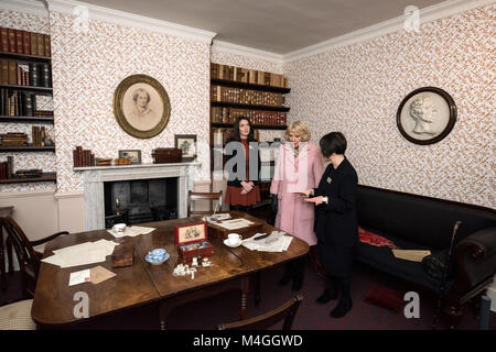 La duchessa di Cornovaglia ispeziona la mostra sul display nella sala da pranzo principale curatore Ann Dinsdale (a destra) durante una visita al museo di Bronte in Haworth, Keighley. Foto Stock