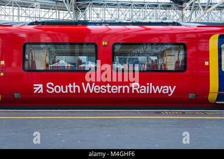 South Western Railway Desiro classe City 707 Locomotive e materiale rotabile in nuova livrea di colori Foto Stock