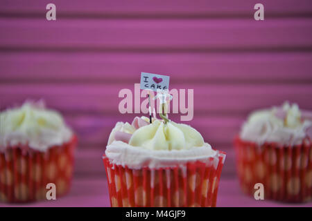 Tortini di alimentare con amore cuore forme e segno in miniatura per i love cake Foto Stock