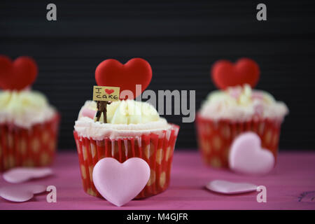 Tortini di alimentare con amore cuore forme e segno in miniatura per i love cake Foto Stock