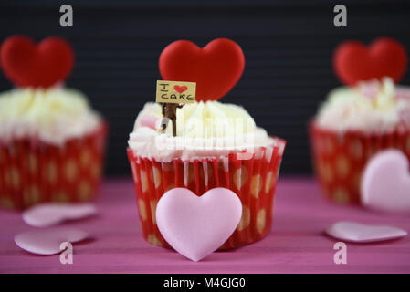 Tortini di alimentare con amore cuore forme e segno in miniatura per i love cake Foto Stock