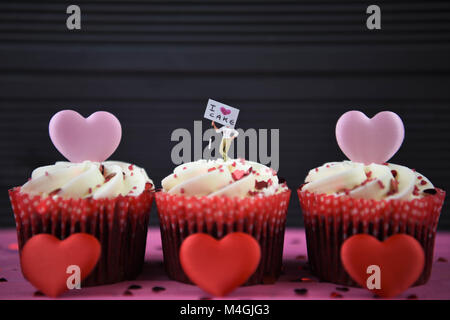 Tortini di alimentare con amore cuore forme e segno in miniatura per i love cake Foto Stock