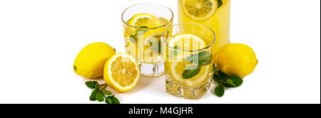Bevanda di limonata con succo di limone isolato su sfondo bianco Foto Stock